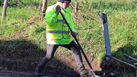 Casa allagata per l’incuria: il volontario pulisce il canale