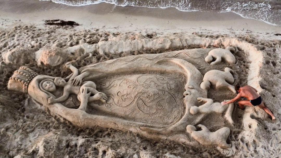 La scultura di sabbia dell'artista Nicola Urru