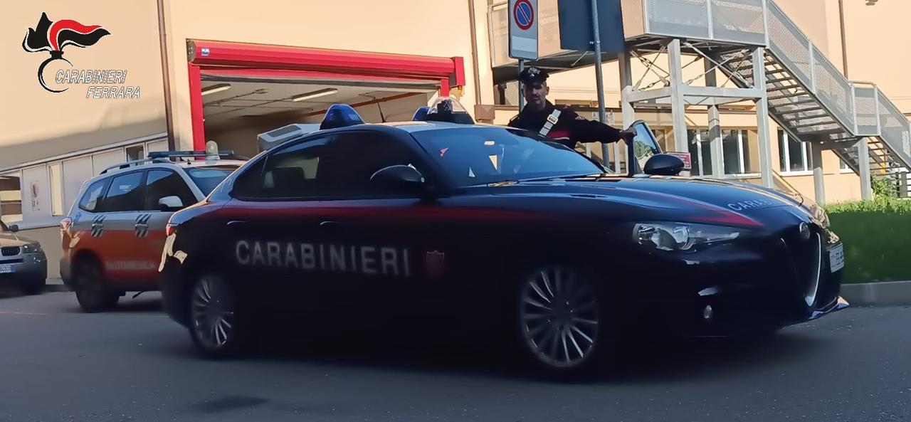 Cento, tenta di denudarsi e poi aggredisce infermiera: arrestato