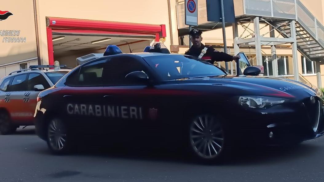 Cento, tenta di denudarsi e poi aggredisce infermiera: arrestato