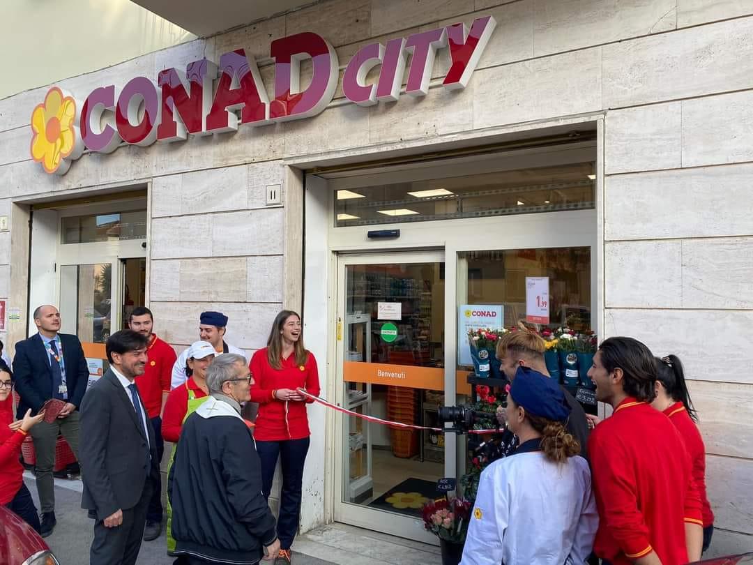Livorno, riapre il market di via Baroni: spesa a domicilio per gli anziani in difficoltà e iniziative di comunità