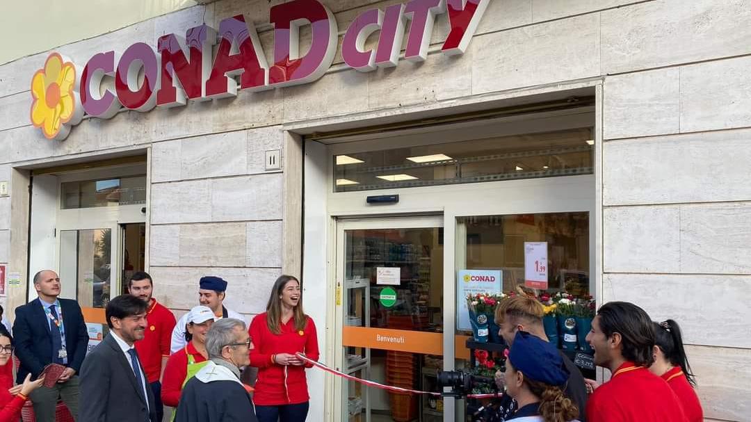 Livorno, riapre il market di via Baroni: spesa a domicilio per gli anziani in difficoltà e iniziative di comunità