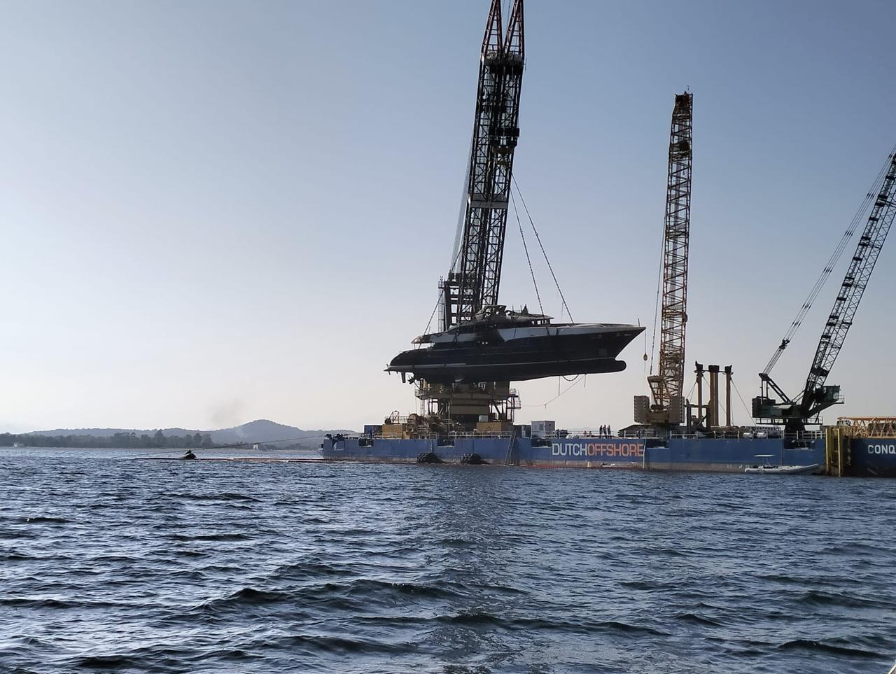 Olbia, il relitto dell’Atina riemerge dall’acqua con una grossa gru