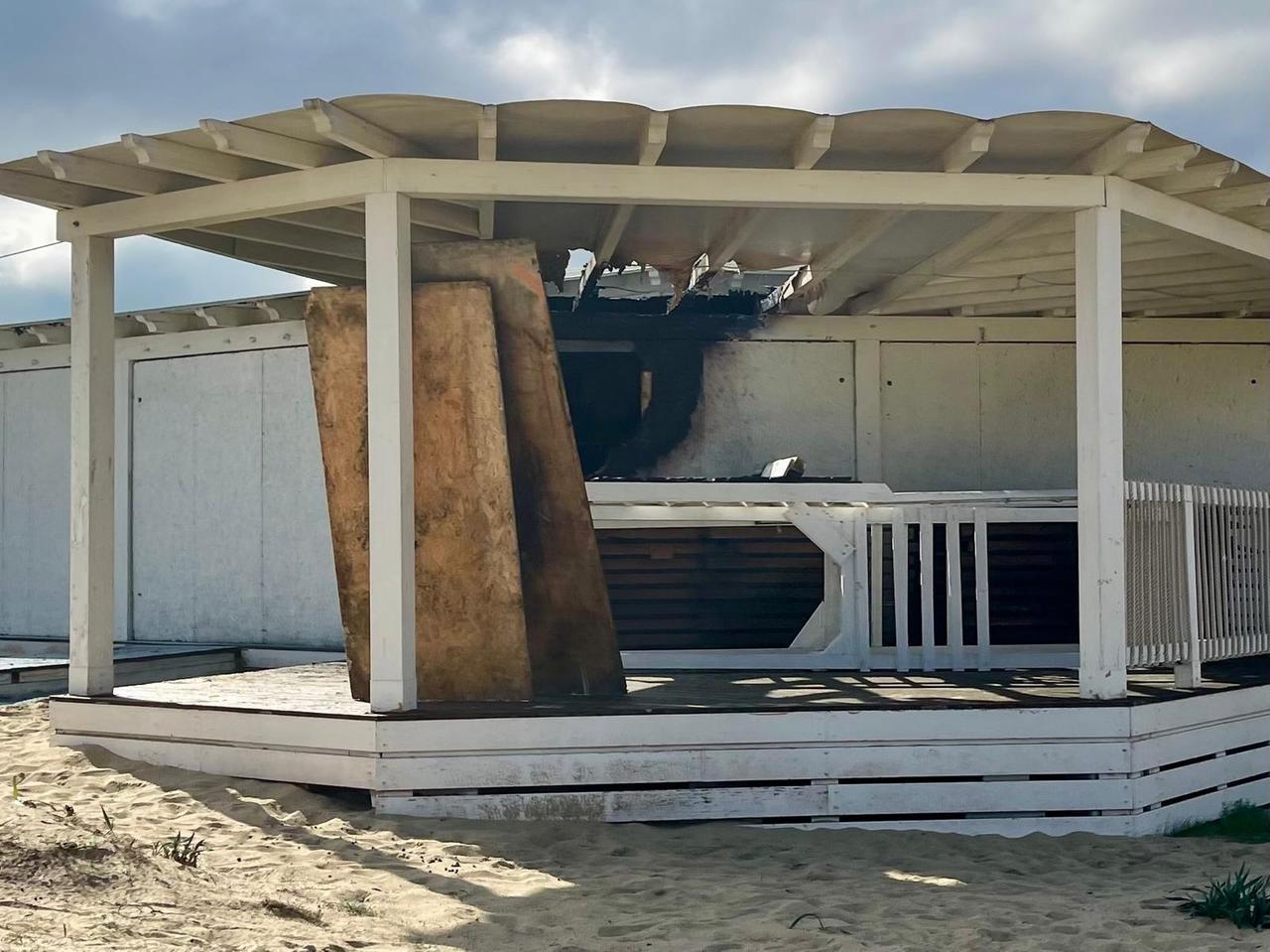 A fuoco il chiosco bar di Cala Sinzias, carabinieri sulle tracce del responsabile