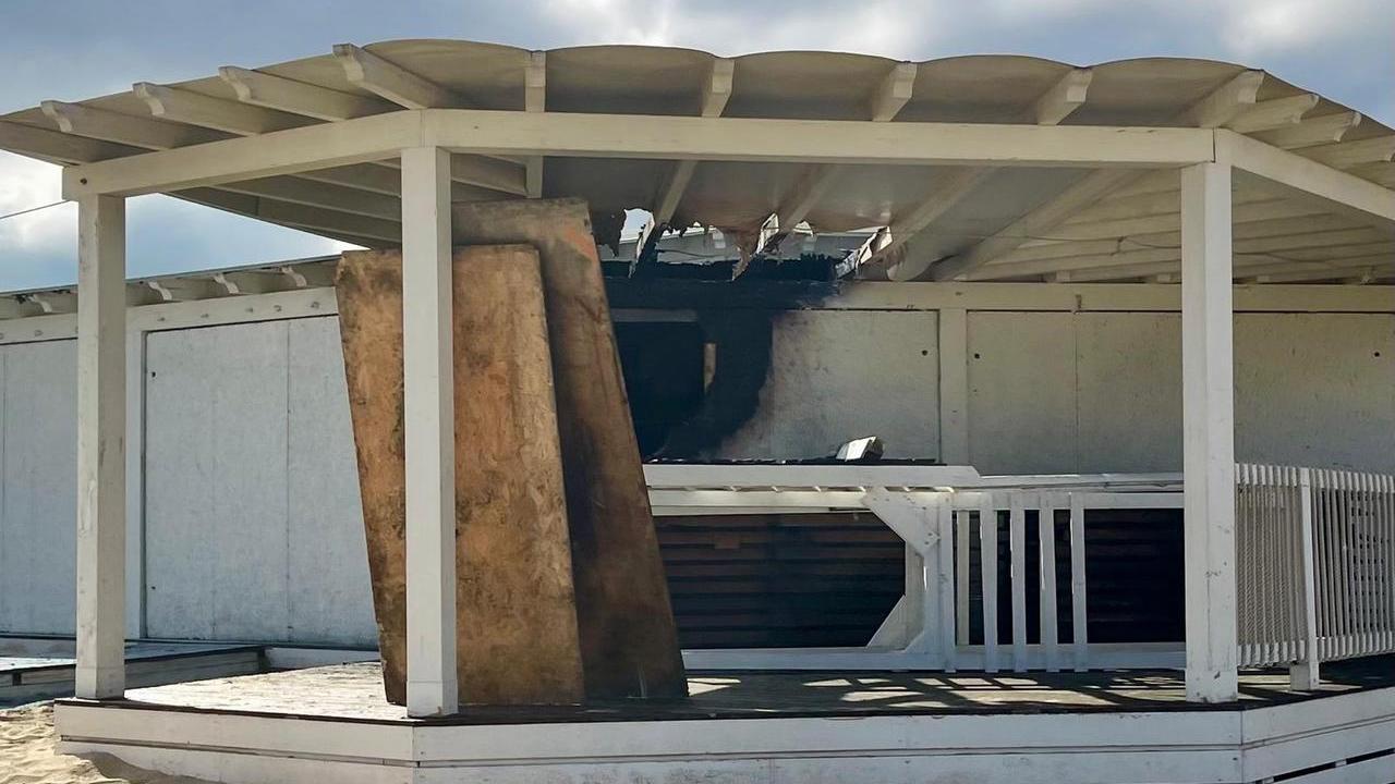 A fuoco il chiosco bar di Cala Sinzias, carabinieri sulle tracce del responsabile