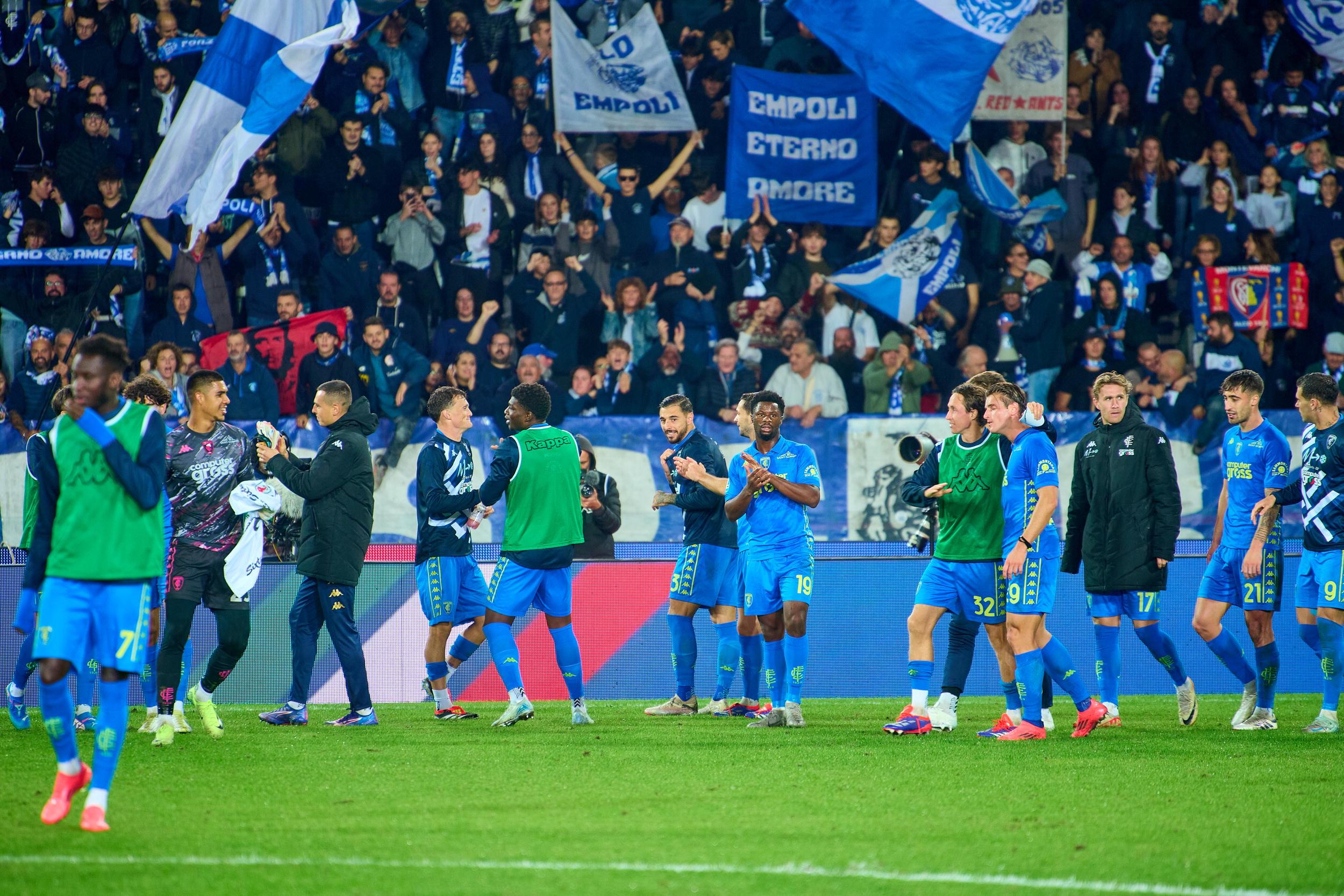 La squadra festeggia con i tifosi (foto Juri Autovino)