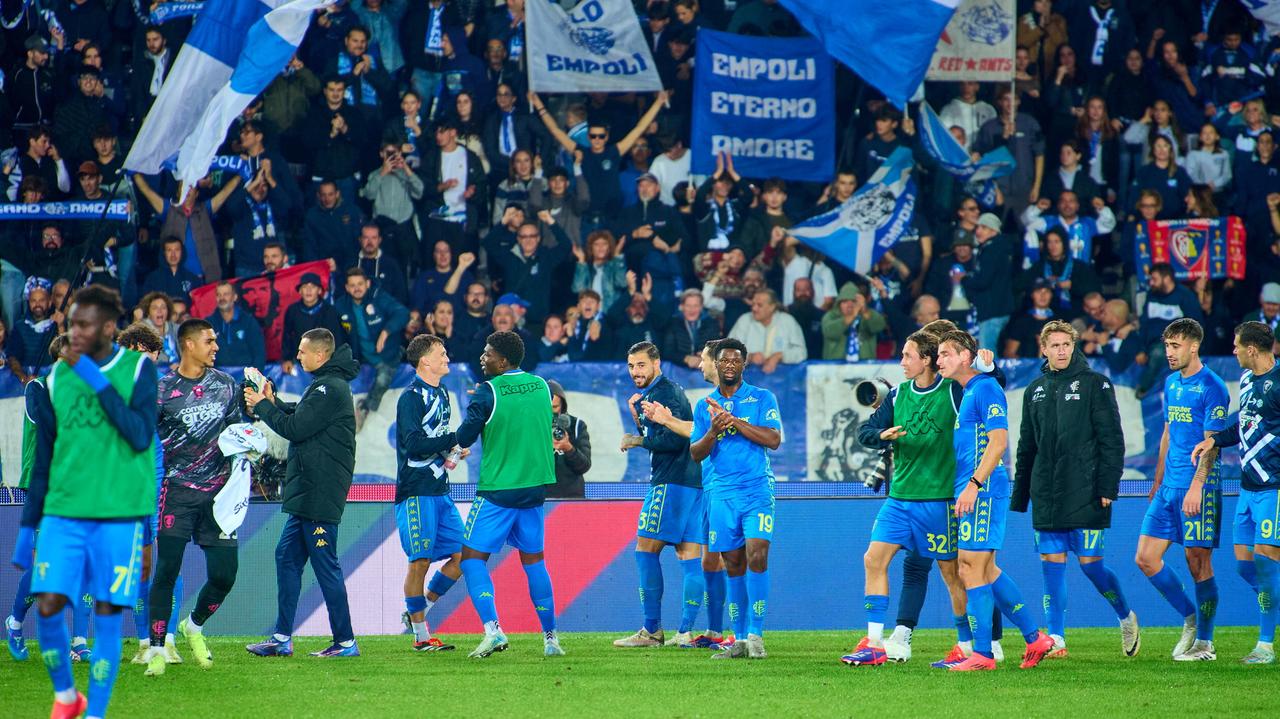 La squadra festeggia con i tifosi (foto Juri Autovino)