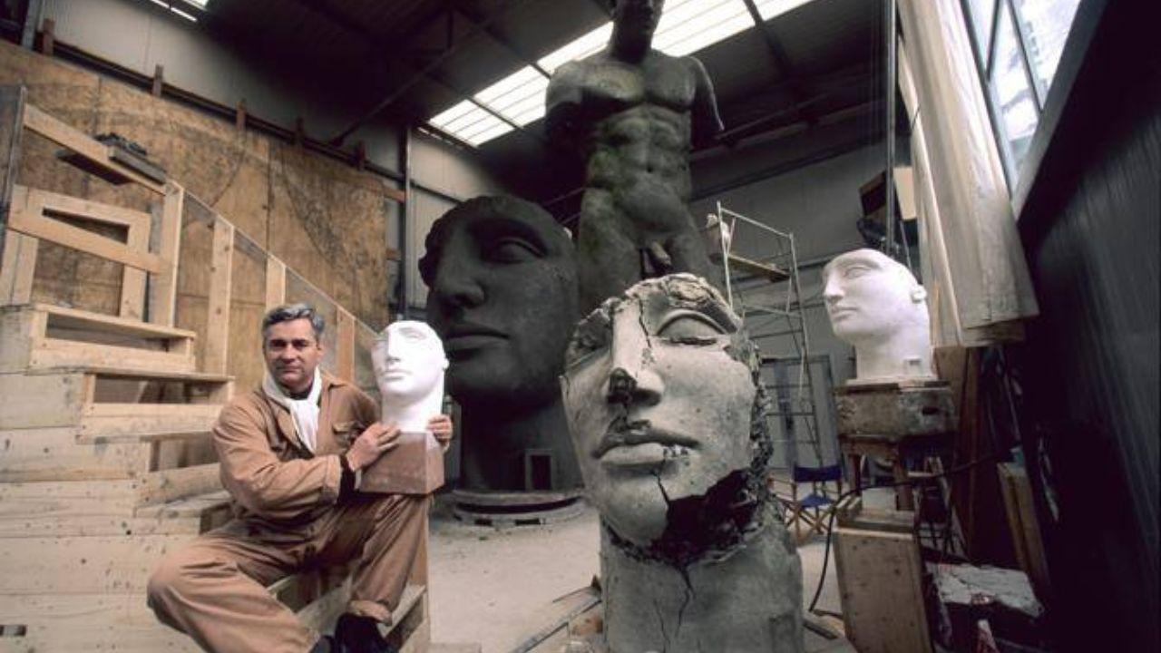 Igor Mitoraj al lavoro nel suo studio a Pietrasanta (foto Comune di Pietrasanta)