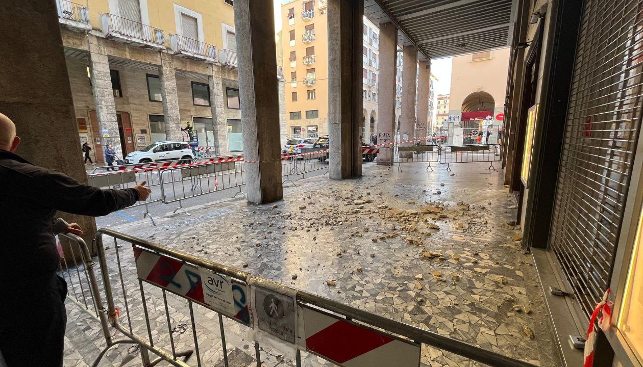 
	Il crollo in via Grande (foto Silvi)

