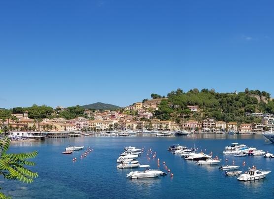 Una veduta del porto di Porto Azzurro (foto d’archivio)