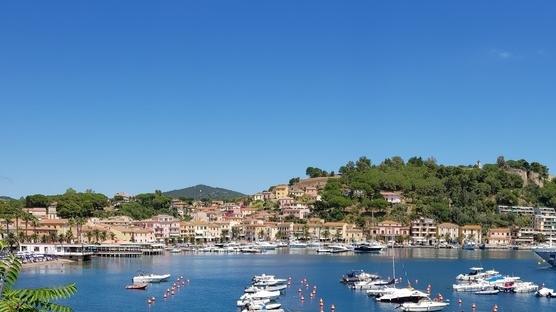Una veduta del porto di Porto Azzurro (foto d’archivio)
