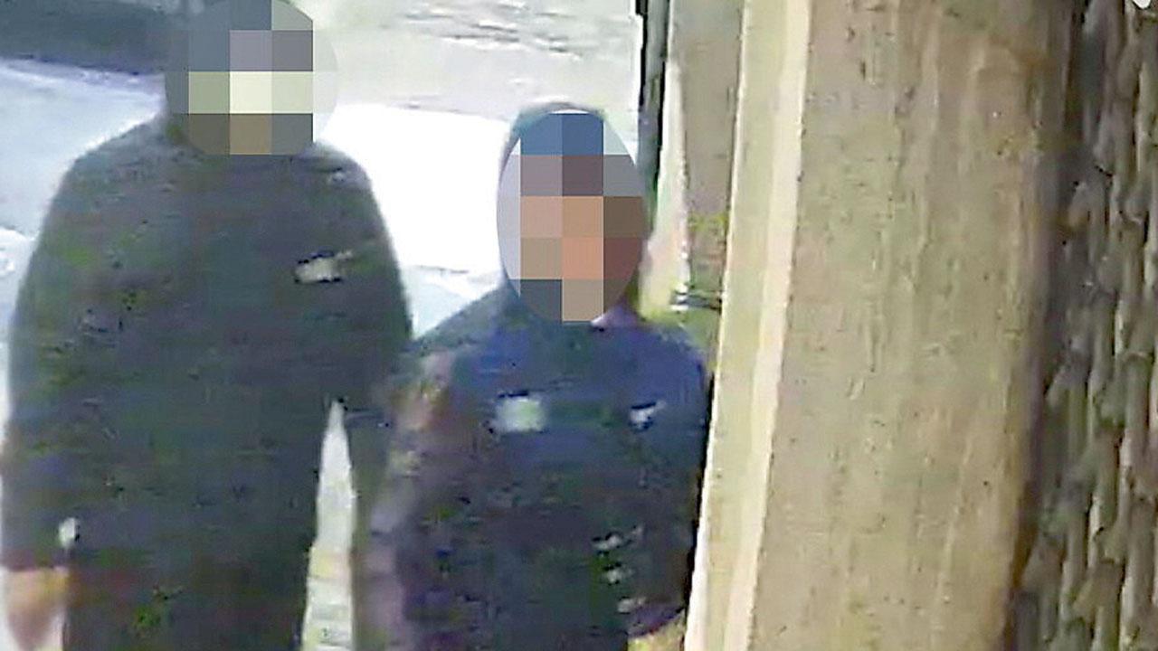 Uno dei fotogrammi diffusi per mettere in guardia i commercianti visto che le stesse persone potrebbero tornare a colpire