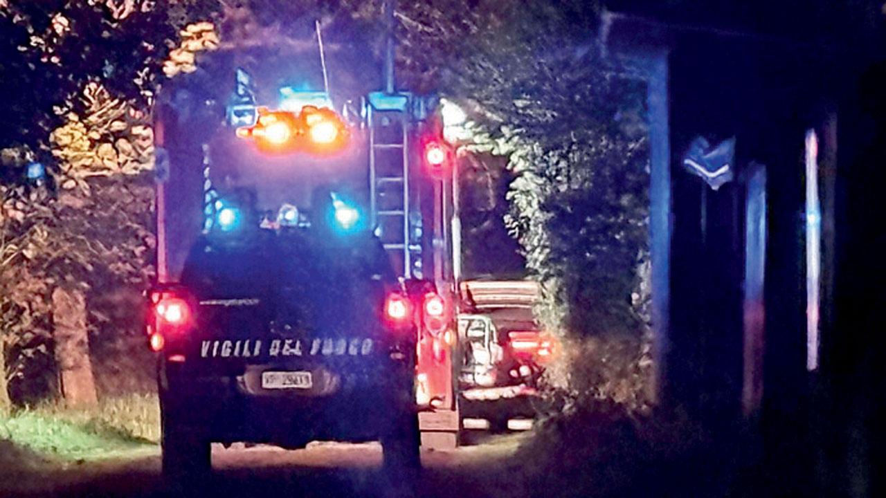 I vigili del fuoco e i soccorritori sul luogo del ritrovamento del cadavere (foto Nucci)