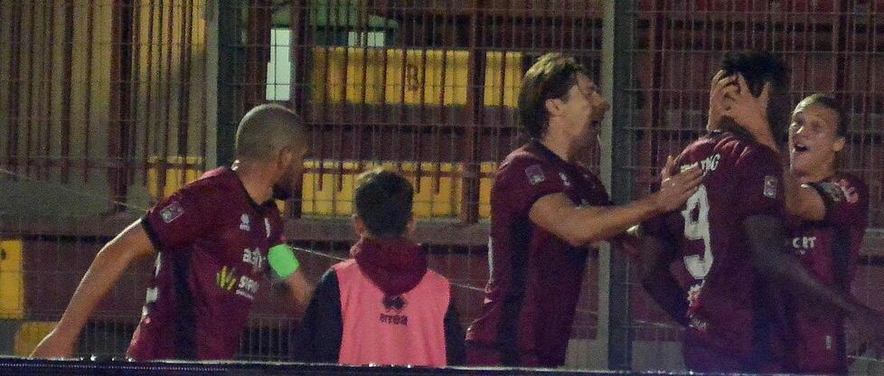 Nella foto l’abbraccio tra i giocatori granata dopo il gol segnato da Italeng al Milan Futuro