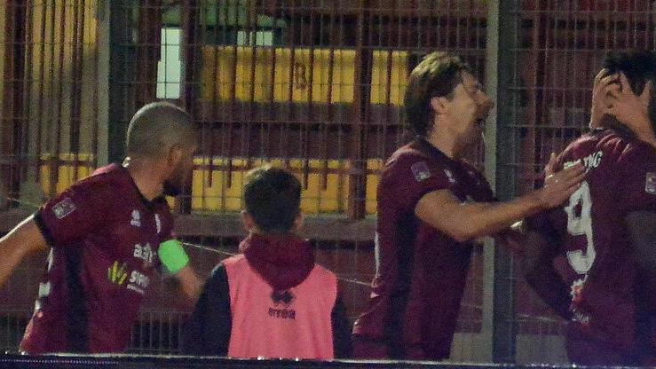 Nella foto l’abbraccio tra i giocatori granata dopo il gol segnato da Italeng al Milan Futuro