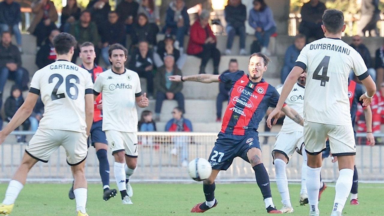 I giovani difensori centrali Cartano e Dumbravanu in mezzo a D’Angelo, autore del primo gol del Campobasso . Toccherà a loro scendere in campo nella sfida di fondamentale importanza sabato 9 novembre con il Legnago