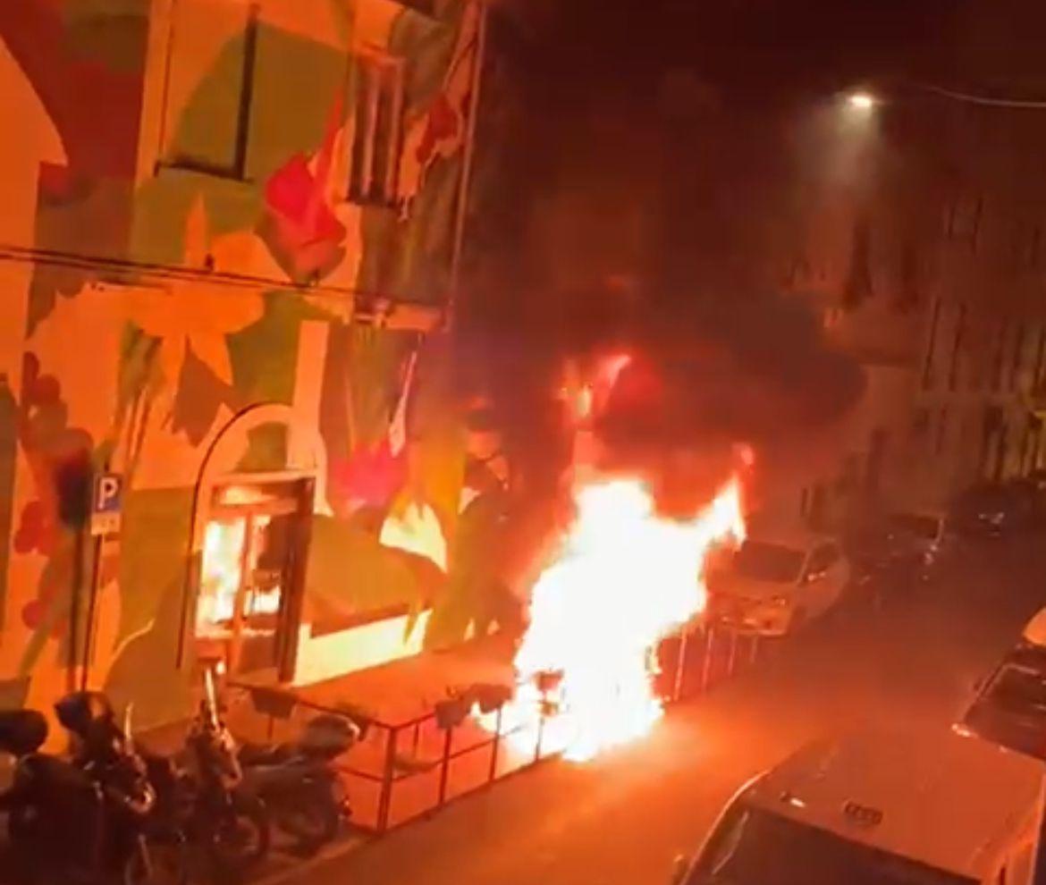 Livorno, a fuoco la pedana esterna del Sushino. Il titolare: “E’ doloso”