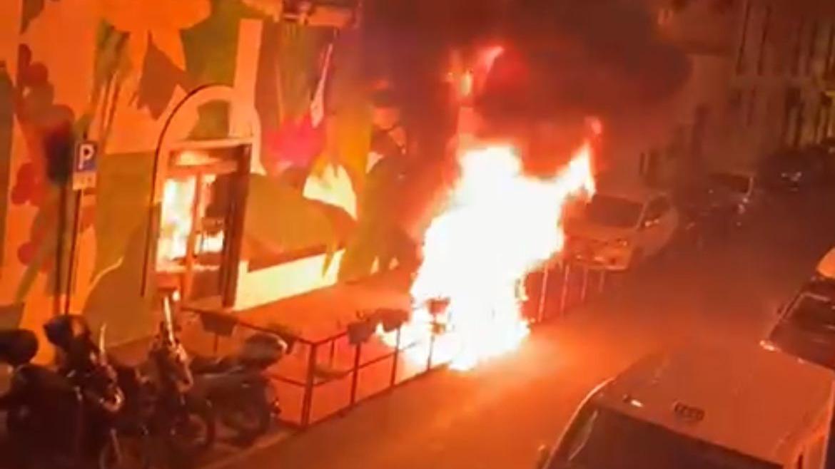 Livorno, a fuoco la pedana esterna del Sushino. Il titolare: “E’ doloso”