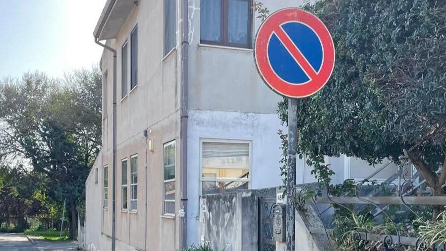 Oristano, rubato il divieto di sosta a Nuraxinieddu: «Presenteremo denuncia»