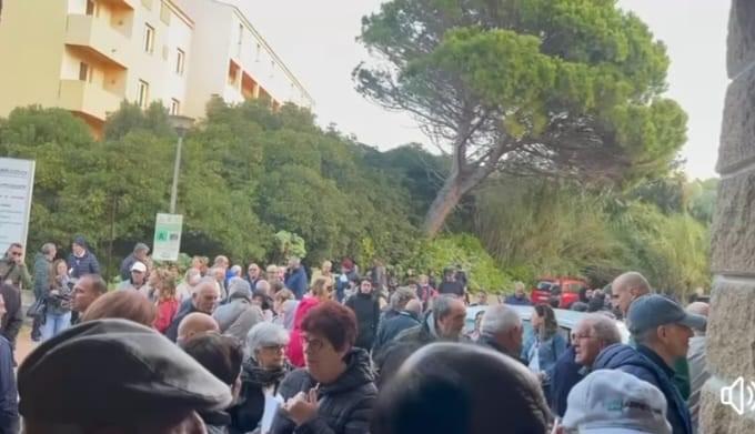 La Maddalena, centinaia di persone in fila per il medico di famiglia