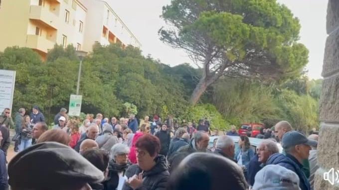 La Maddalena, centinaia di persone in fila per il medico di famiglia