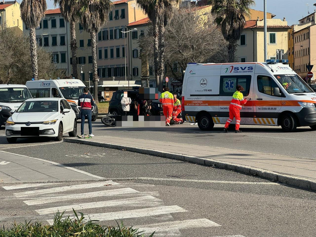 Livorno, scontro tra auto e moto alla rotatoria di Porta a Mare: soccorso un 50enne
