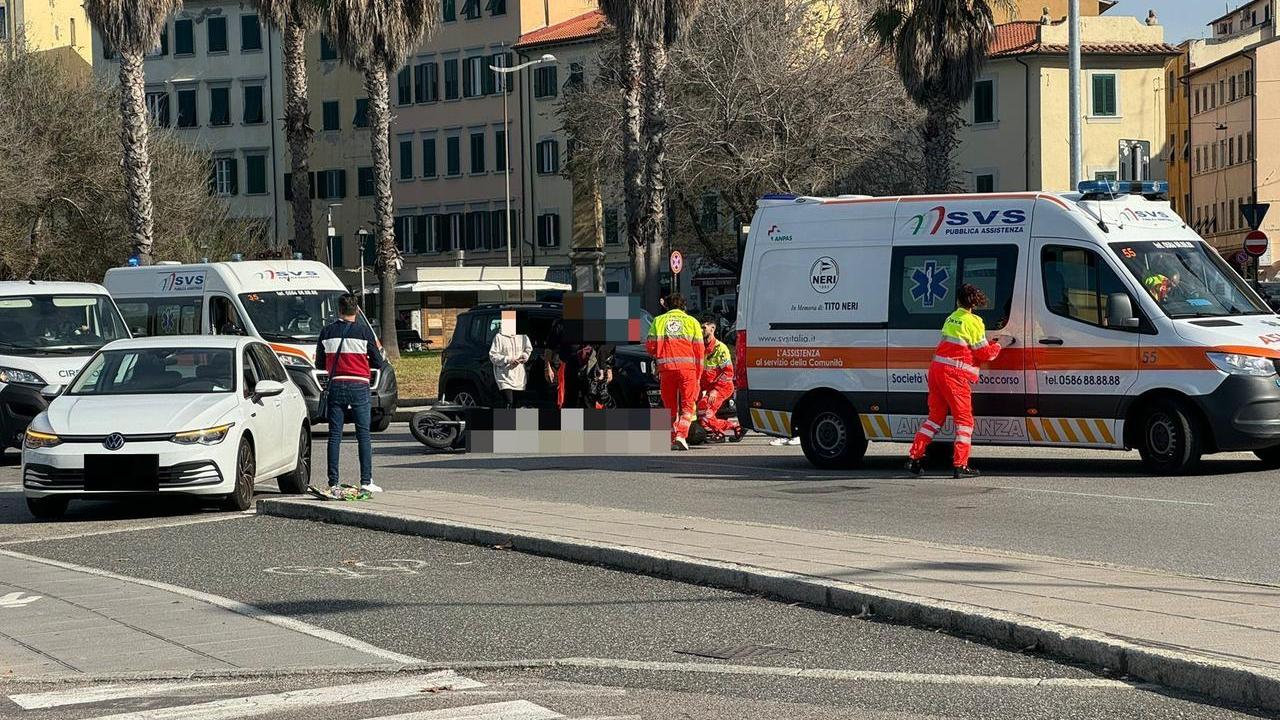 Livorno, scontro tra auto e moto alla rotatoria di Porta a Mare: soccorso un 50enne