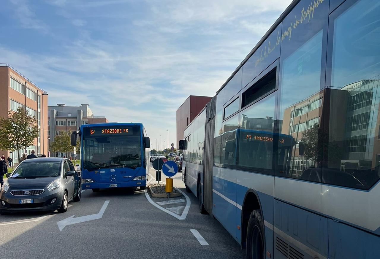 Ospedale di Cona, macchina parcheggiata in strada e l’autobus resta bloccato più di un’ora