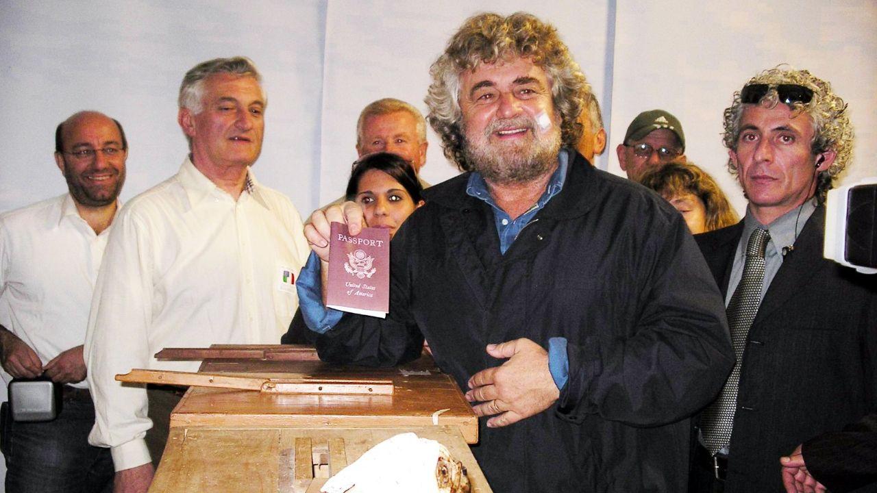 Beppe Grillo al seggio Usa della “nostra” California nel 2004 (foto Michele Falorni/Silvi)
