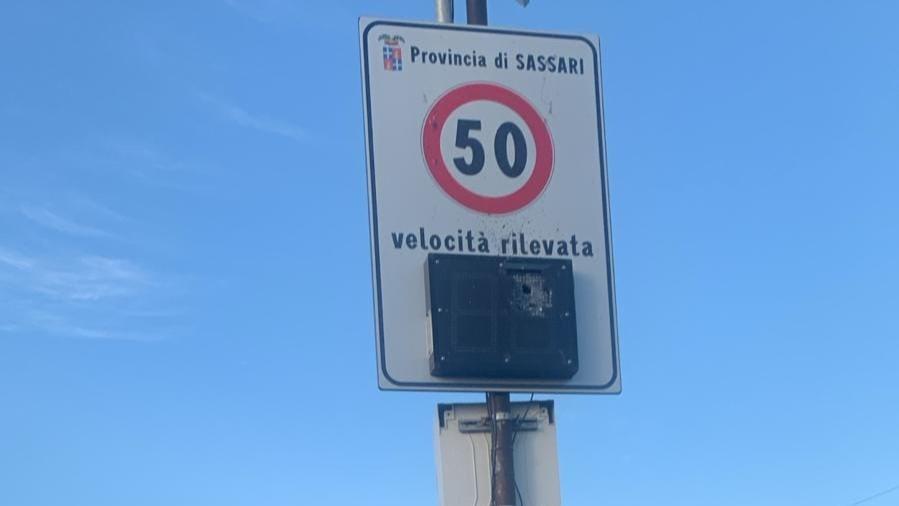 Santa Teresa, il dissuasore di velocità non piace: distrutto con un colpo di fucile