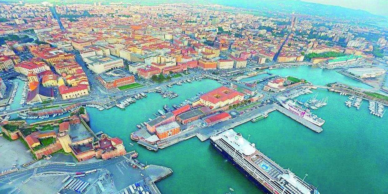 
	Una veduta aerea del porto di Livorno

