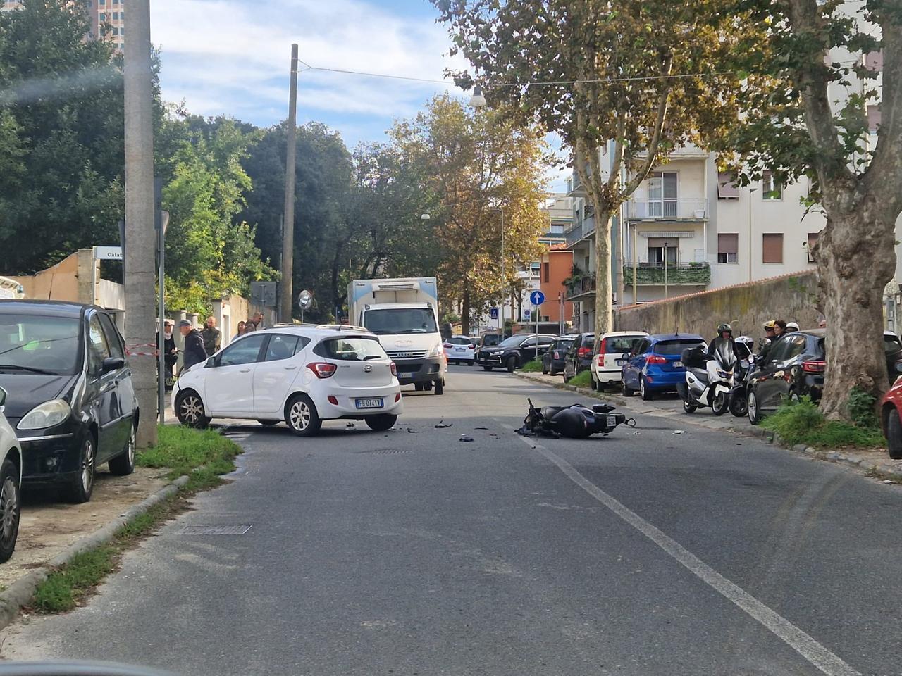Livorno, scontro tra auto e scooter in via Montebello: 15enne in ospedale