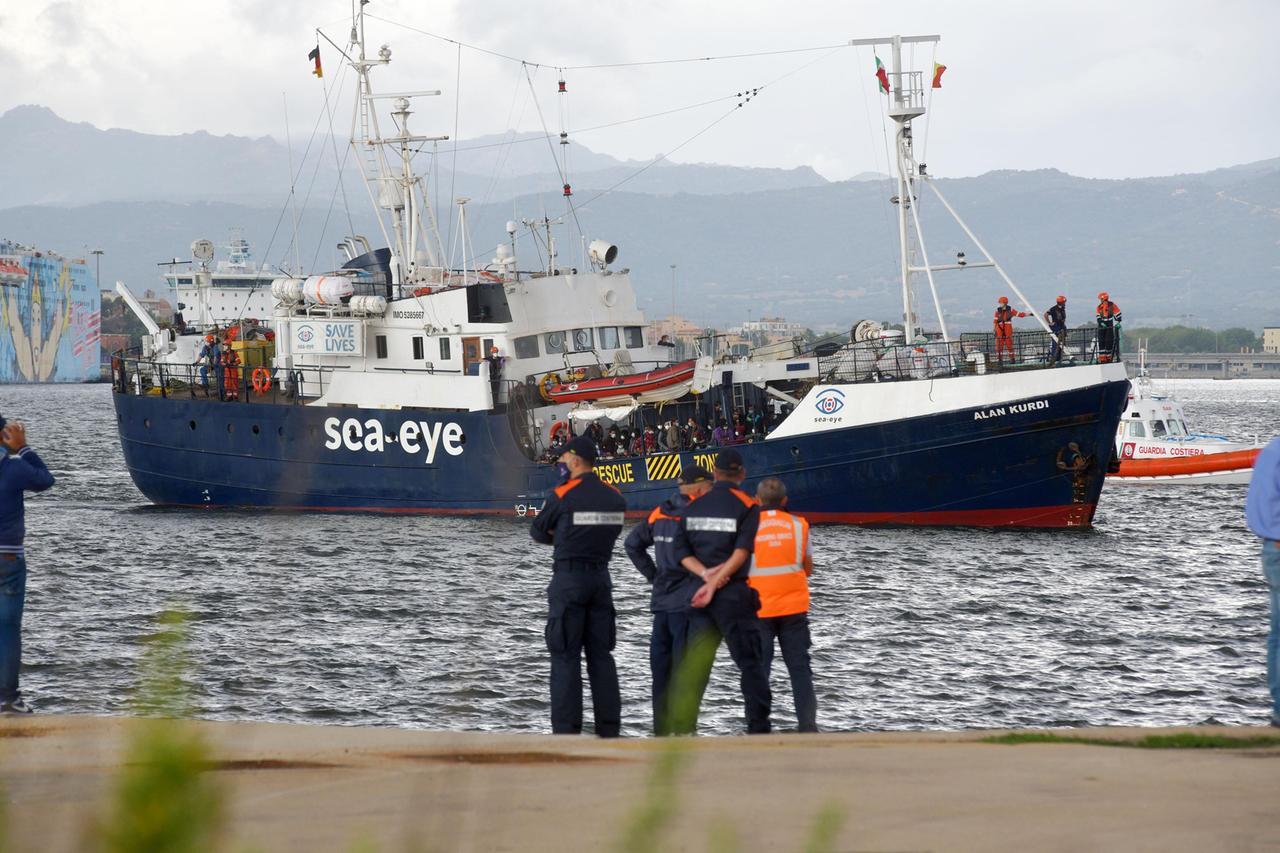 La nave Ong Sea eye nel porto industriale di Olbia
