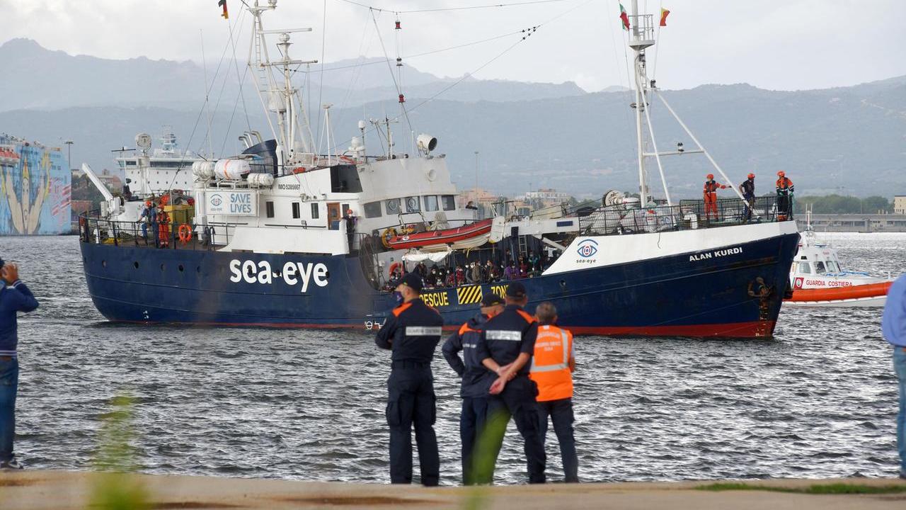 La nave Ong Sea eye nel porto industriale di Olbia