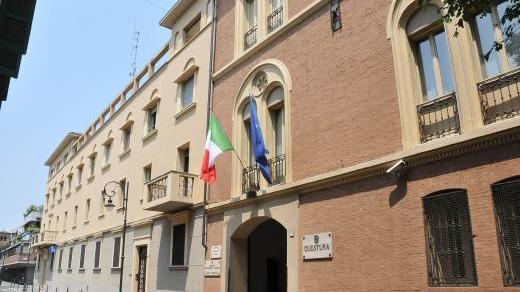 Rompe le costole a un poliziotto e lo manda all’ospedale