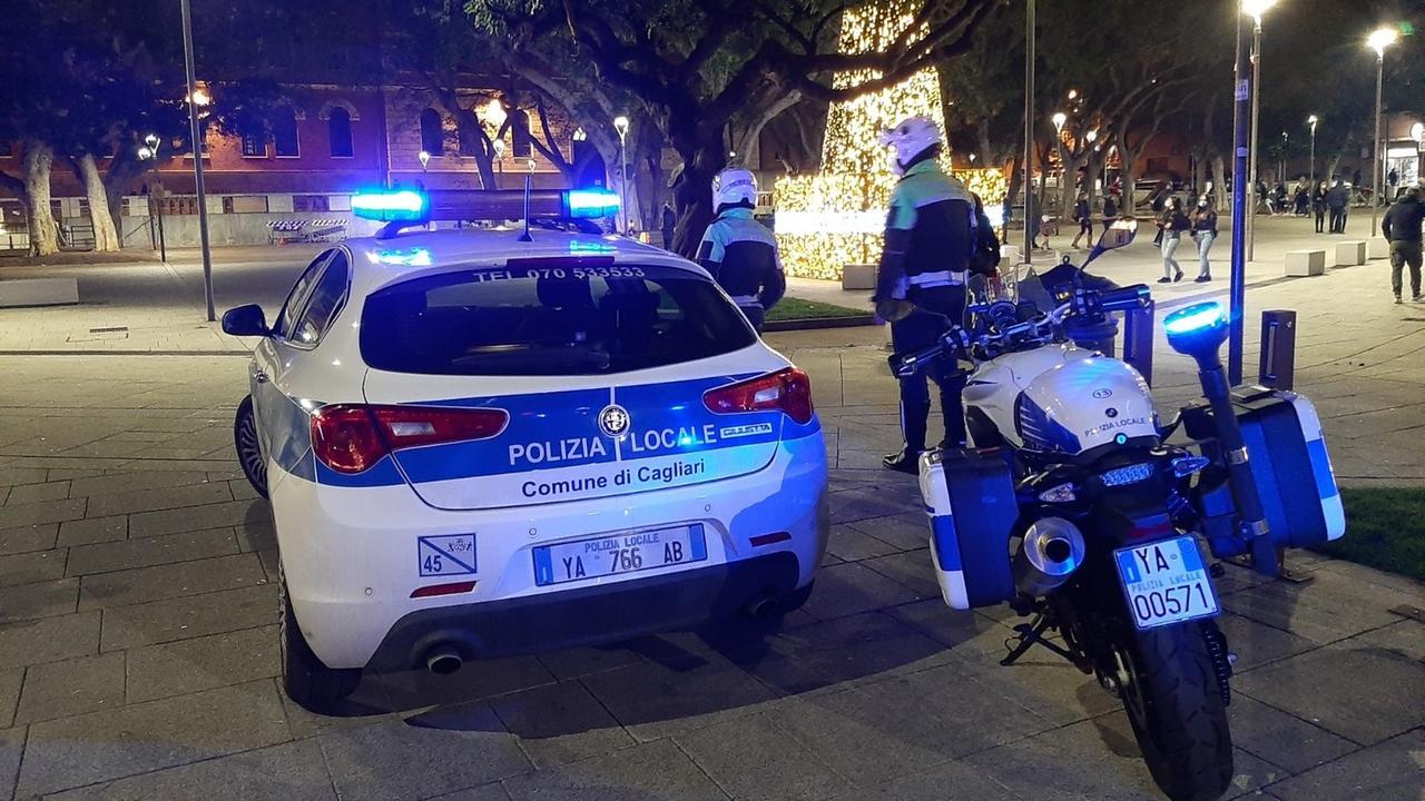 Cagliari, bevande ai minori e tavolini abusivi: sanzionato un locale del centro storico