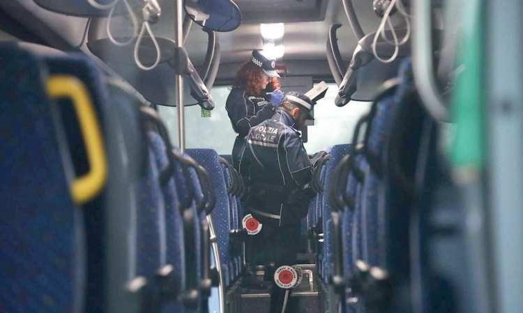 Accoltellò un 17enne sul bus a Modena: condannato a 9 anni di carcere