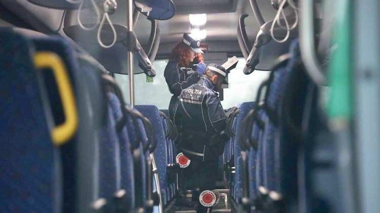 Accoltellò un 17enne sul bus a Modena: condannato a 9 anni di carcere
