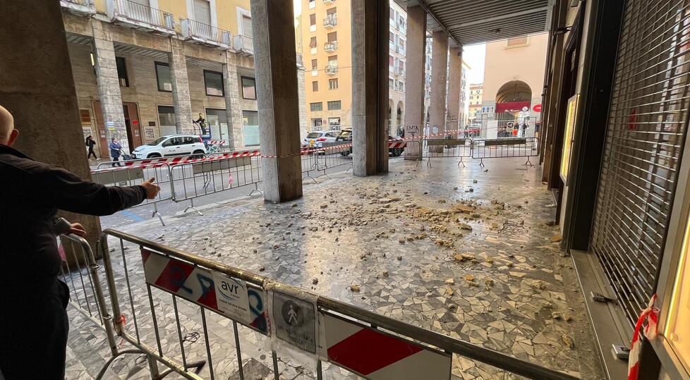 
	Il crollo sotto i portici

