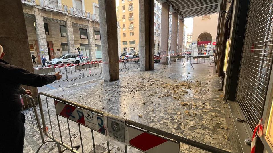 Il crollo sotto i portici