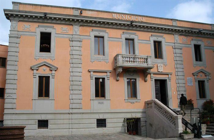 
	Il palazzo comunale di Gavorrano

