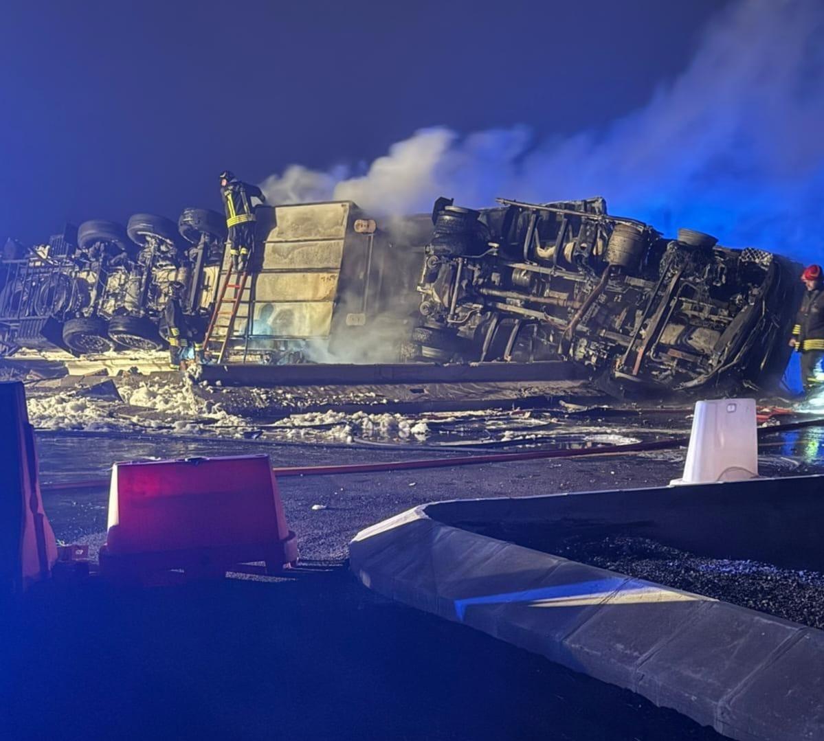 Mesola, si ribalta con il camion: morto il conducente