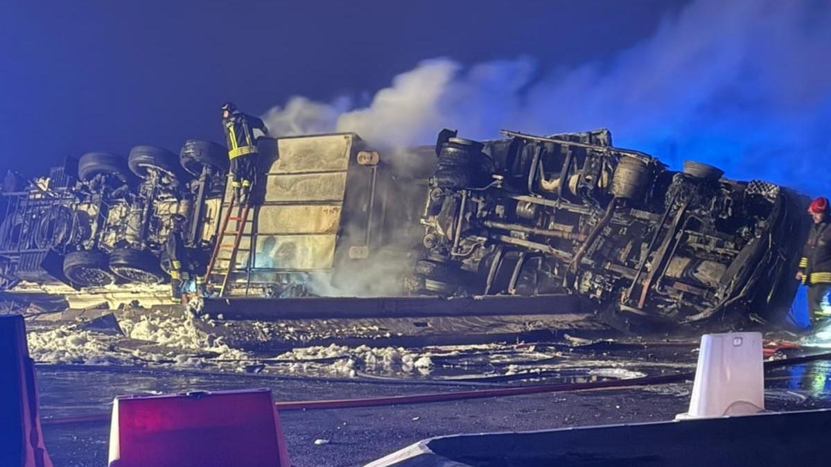 Mesola, si ribalta con il camion: morto il conducente