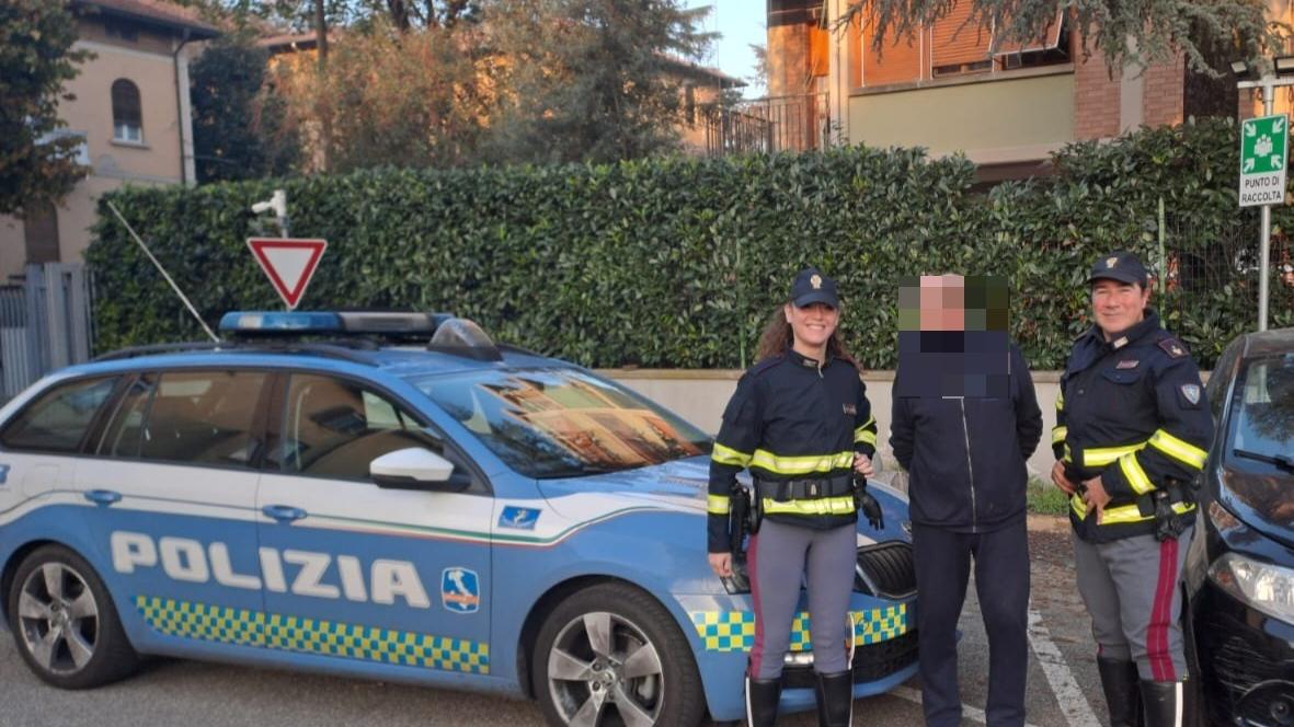 Anziano trovato disorientato in Autostrada, lo salvano gli agenti della Polstrada