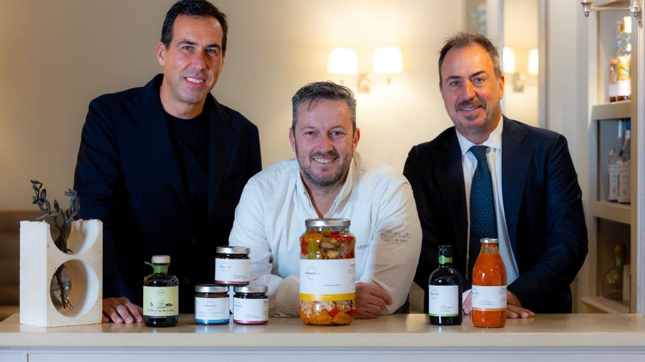 Da sinistra: Marco Vaiani, lo chef Andrea Mattei, David Vaiani con alcuni dei prodotti coltivati nel podere di famiglia
