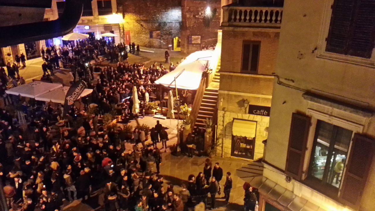 Una foto di movida serale in piazza del Sale a Grosseto