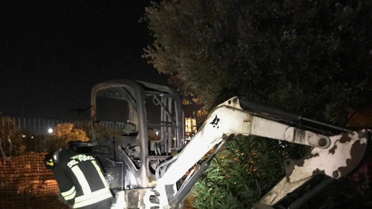 Sassari, un altro rogo durante la notte: a fuoco un miniescavatore in via Donizetti