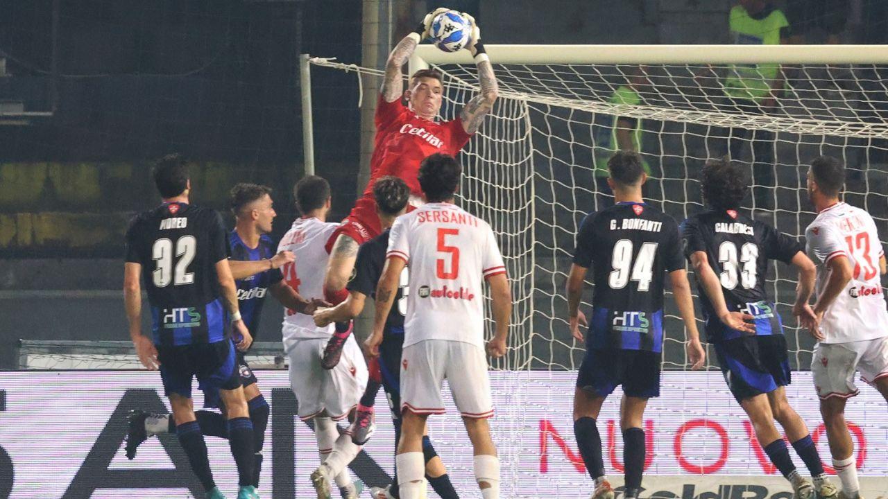 Un’uscita in alta quota del portiere nerazzurro Adrian Samper nel corso della partita contro la Reggiana