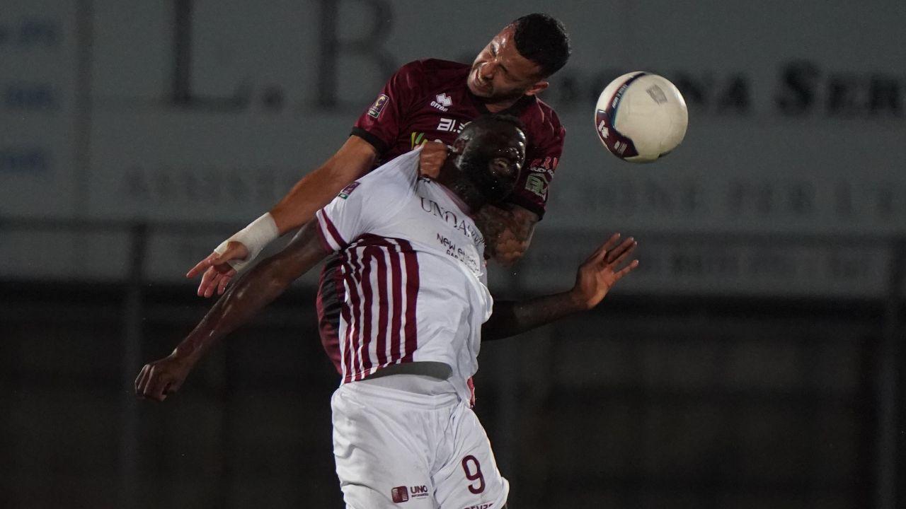 Sopra a destra il difensore granata Riccardo Martinelli mentre vince un duello in alta quota in una delle sue partite in granata