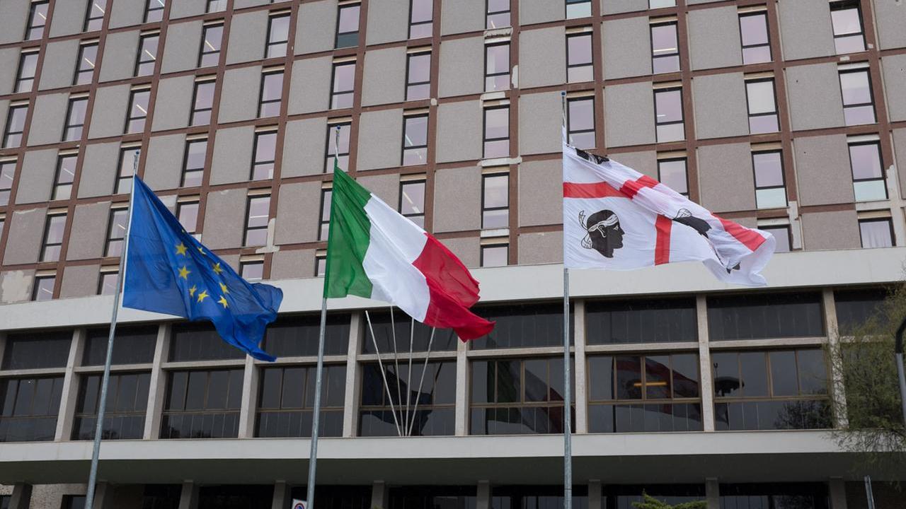 Basta funerali solenni per i politici sardi a spese della Regione